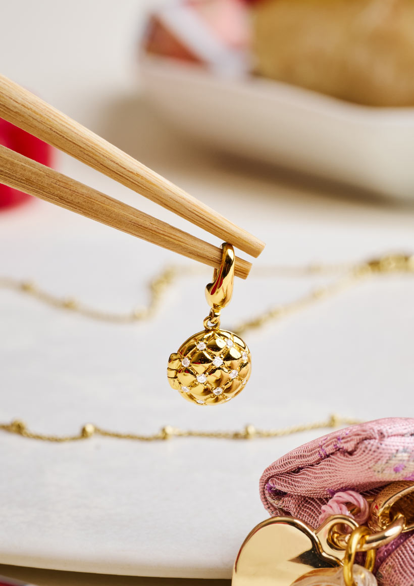 Product showcase left image